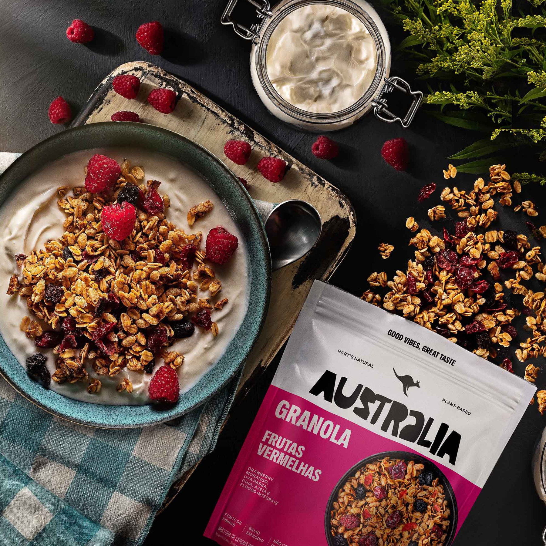 Tigela de granola com frutas vermelhas ao lado de uma embalagem AUSTRALIA.