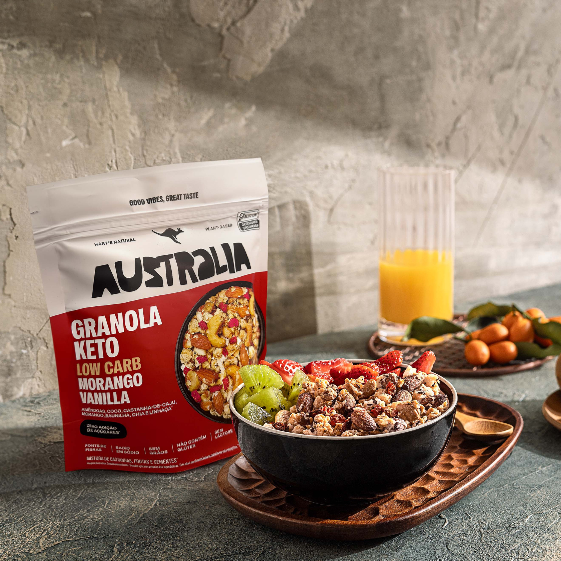 Tigela com granola e frutas ao lado de uma embalagem AUSTRALIA Granola Keto.