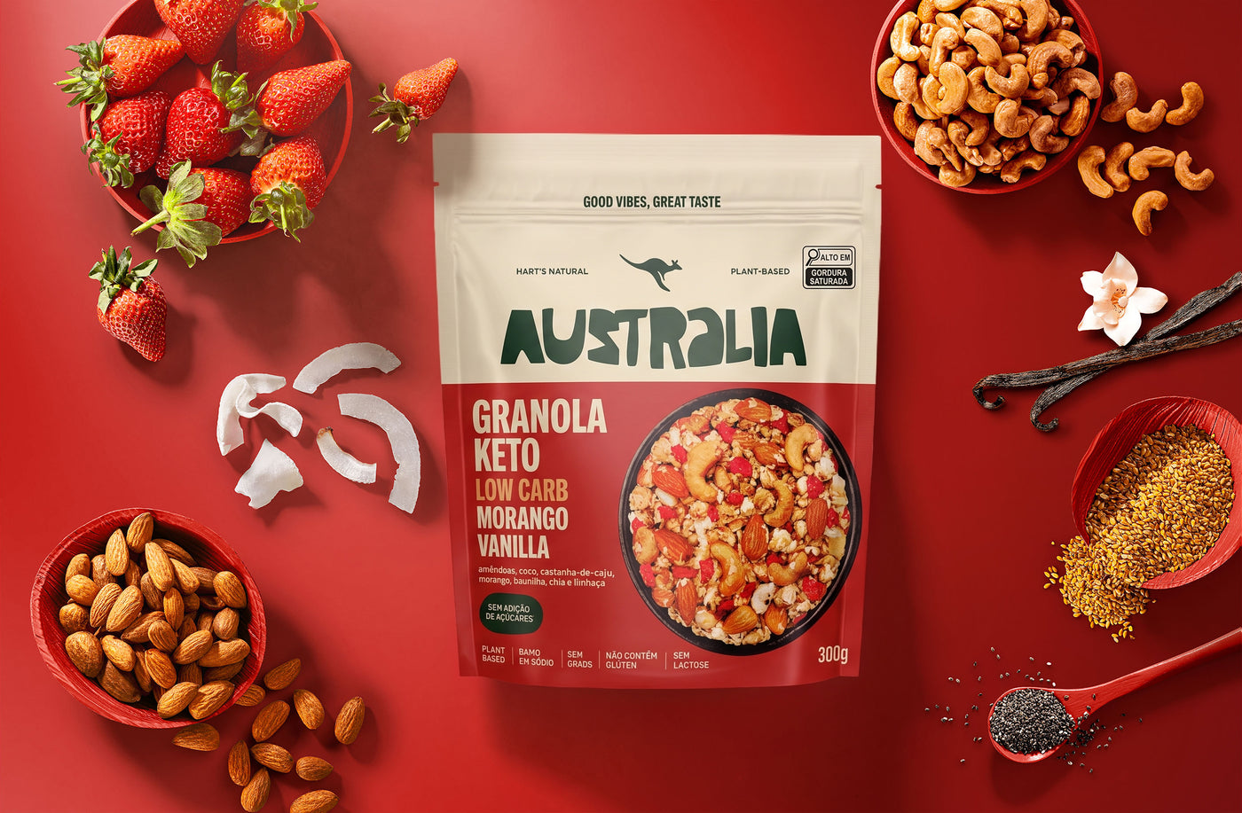 Embalagem do produto AUSTRALIA Granola Keto Morango & Baunilha em uma composição visual.