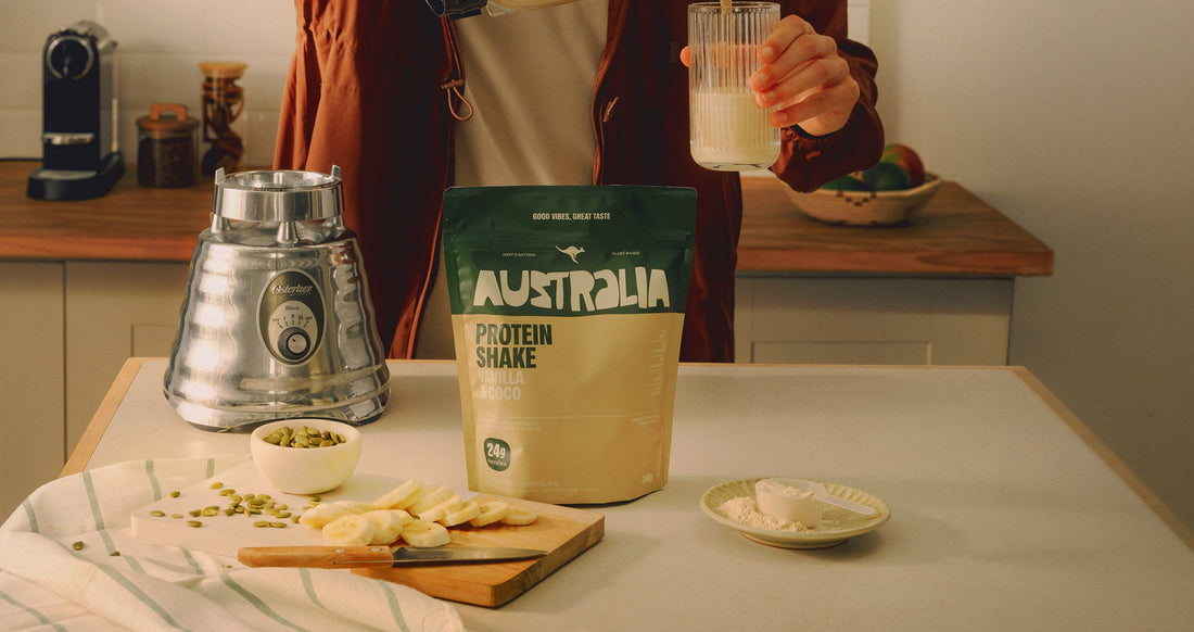 Pouch Protein Shake Coco e Baunilha AUSTRALIA ao lado de liquidificador e copo.