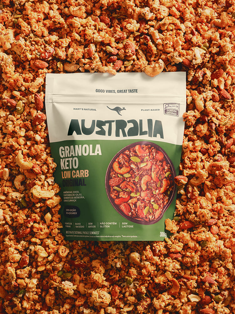 Embalagem de Granola Keto Original AUSTRALIA sobre granola com castanhas visíveis.