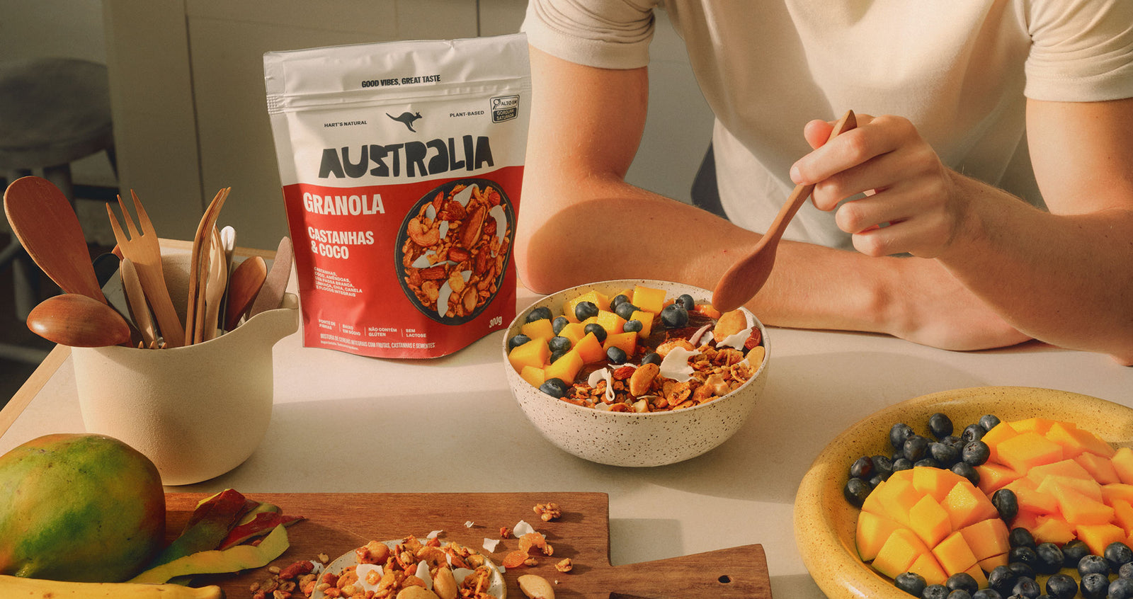 AUSTRALIA Granola Castanhas & Coco em cena ambientada.