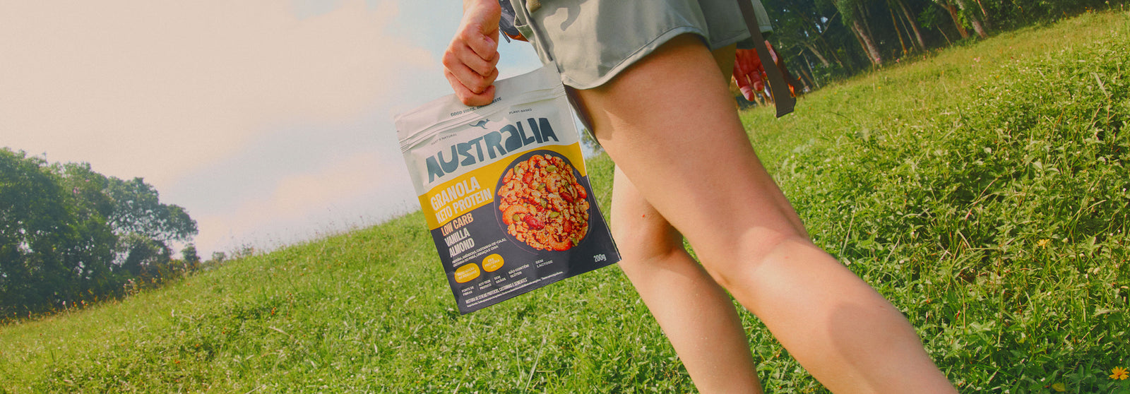 AUSTRALIA Granola Keto Protein Baunilha & Amêndoas em cena ambientada.