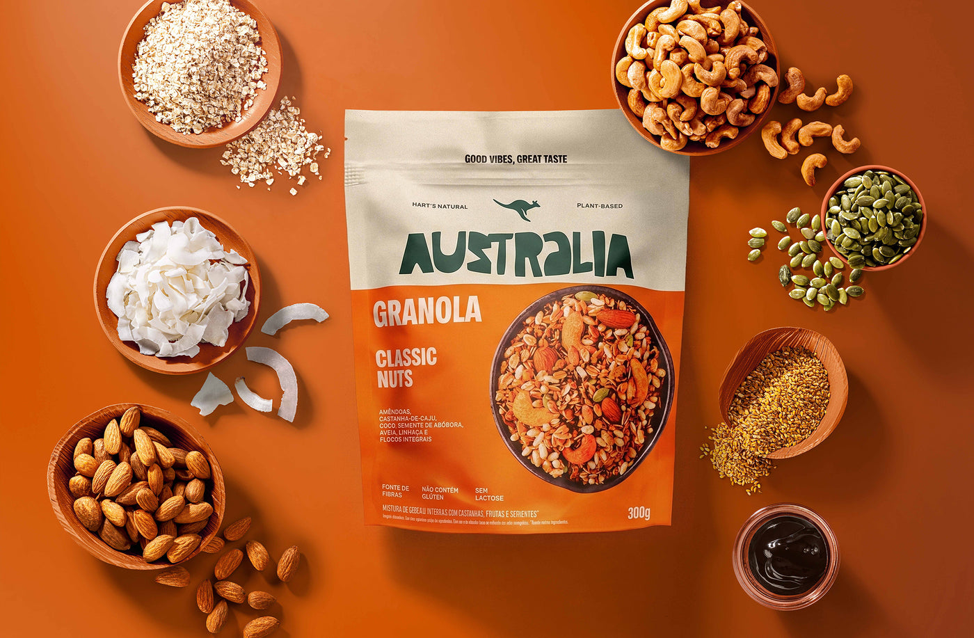 Embalagem do produto AUSTRALIA Granola Classic Nuts em uma composição visual.