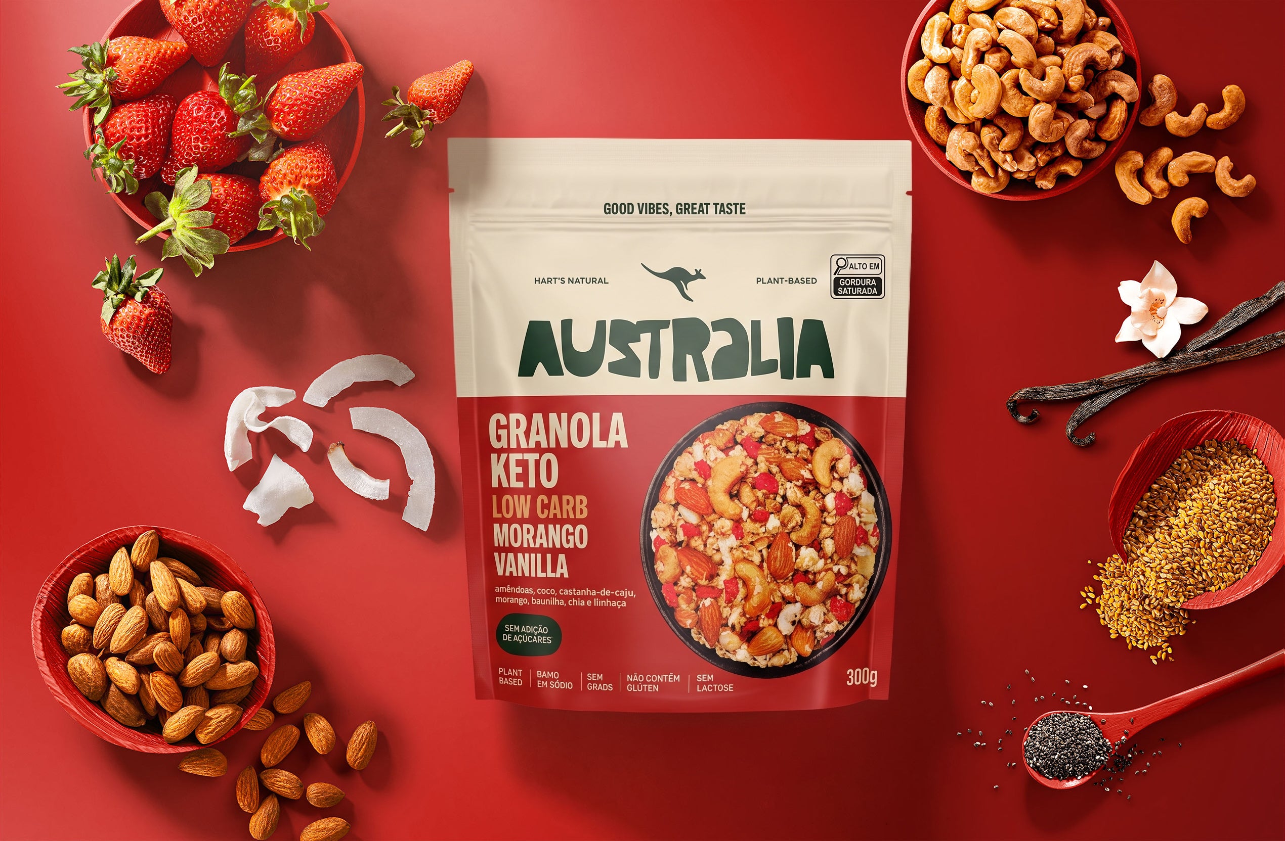 Embalagem do produto AUSTRALIA Granola Keto Morango & Baunilha em uma composição visual.