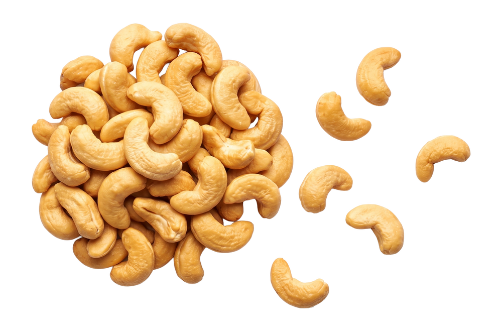Castanhas-de-caju apresentadas como ingrediente em fundo neutro.