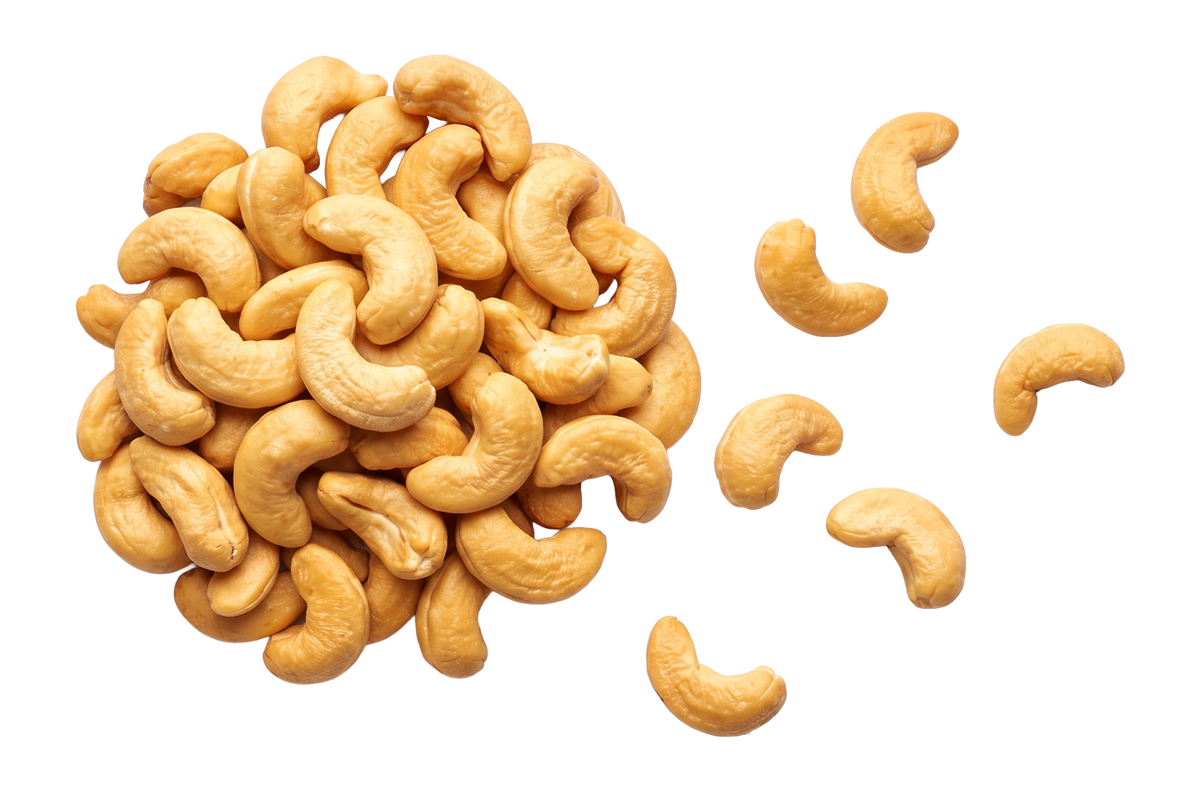Castanhas-de-caju apresentadas como ingrediente em fundo neutro.