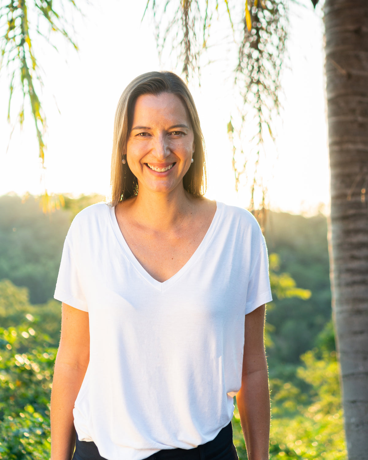 Raquel, fundadora da AUSTRALIA, em um jardim.