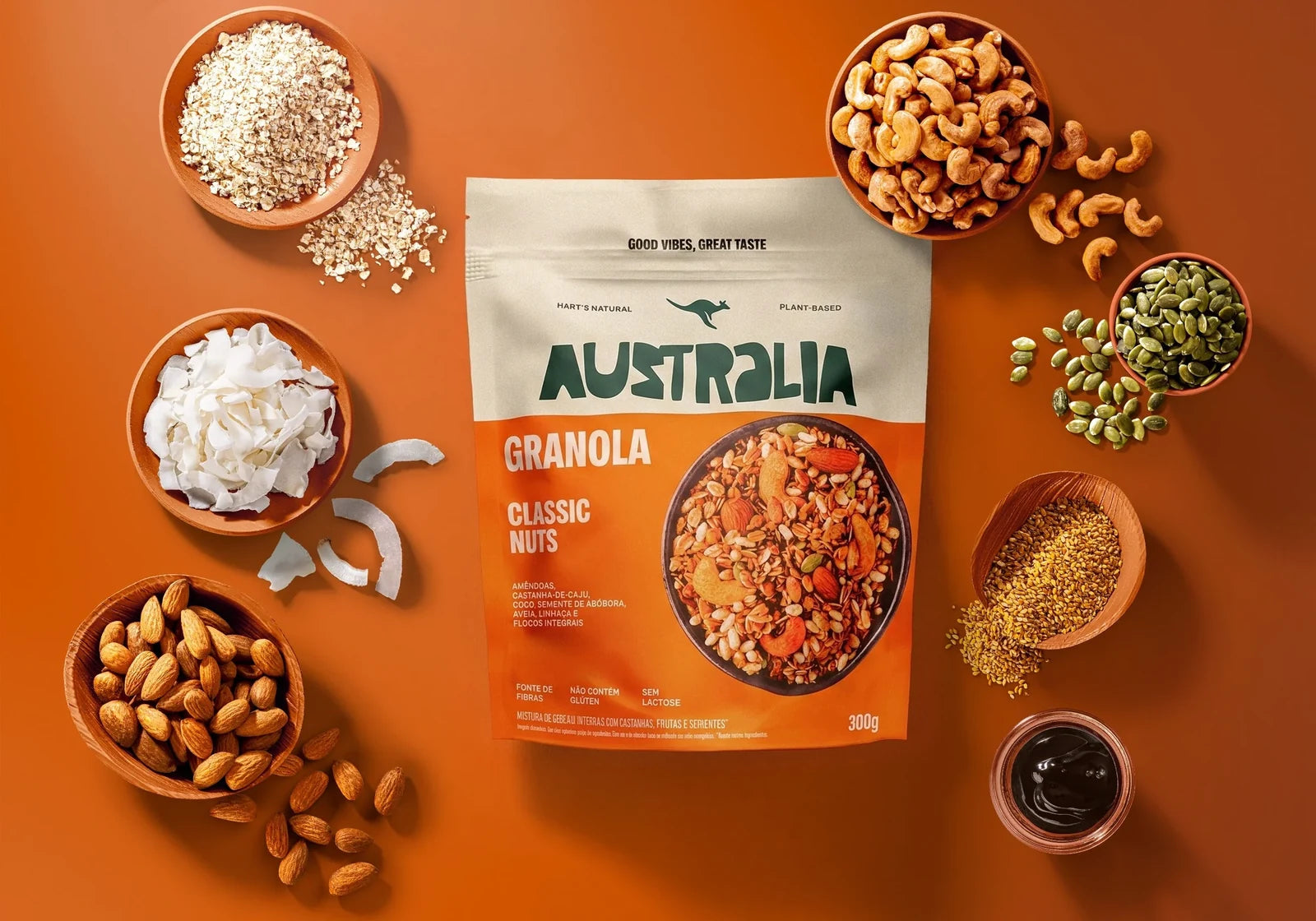Granola Classic Nuts AUSTRALIA com ingredientes ao redor da embalagem.
