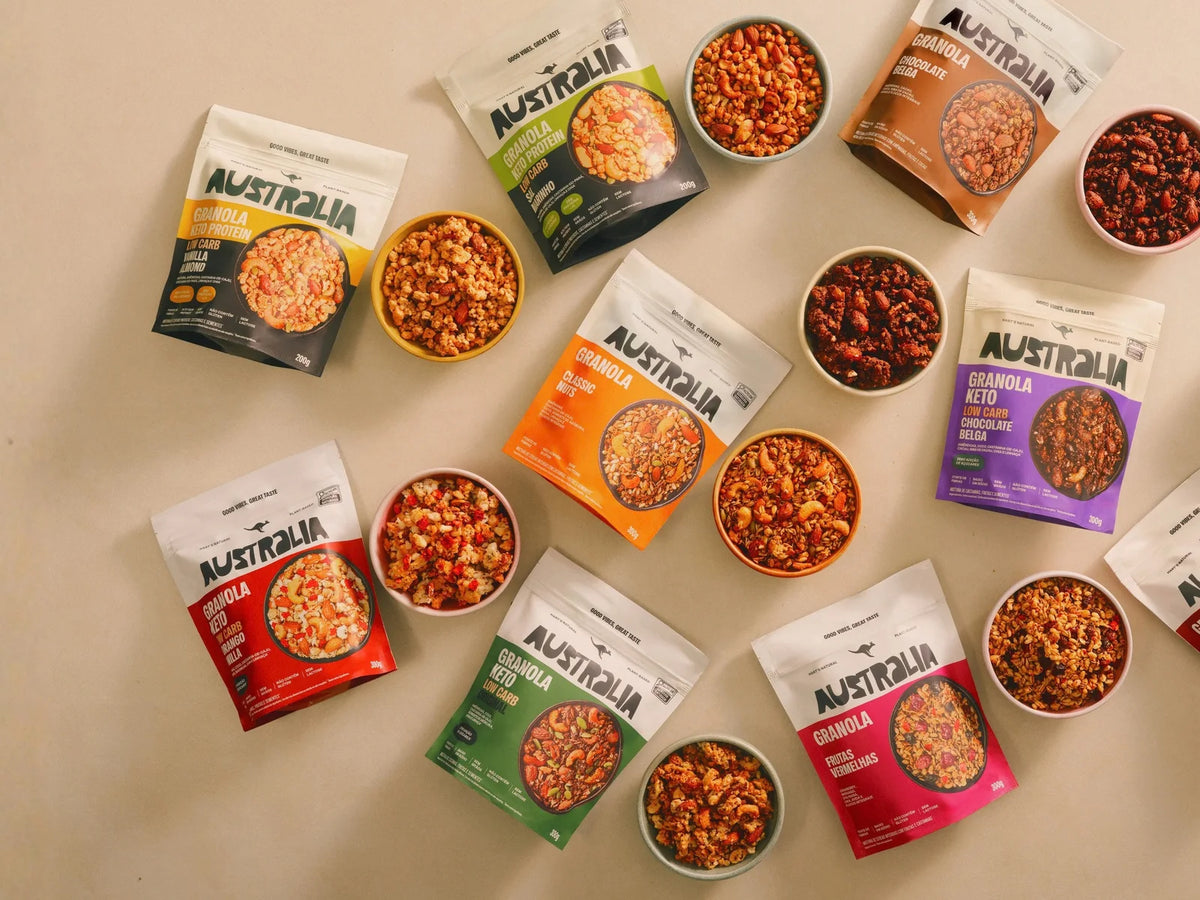 Pacotes de granola AUSTRALIA ao lado de tigelas com granola